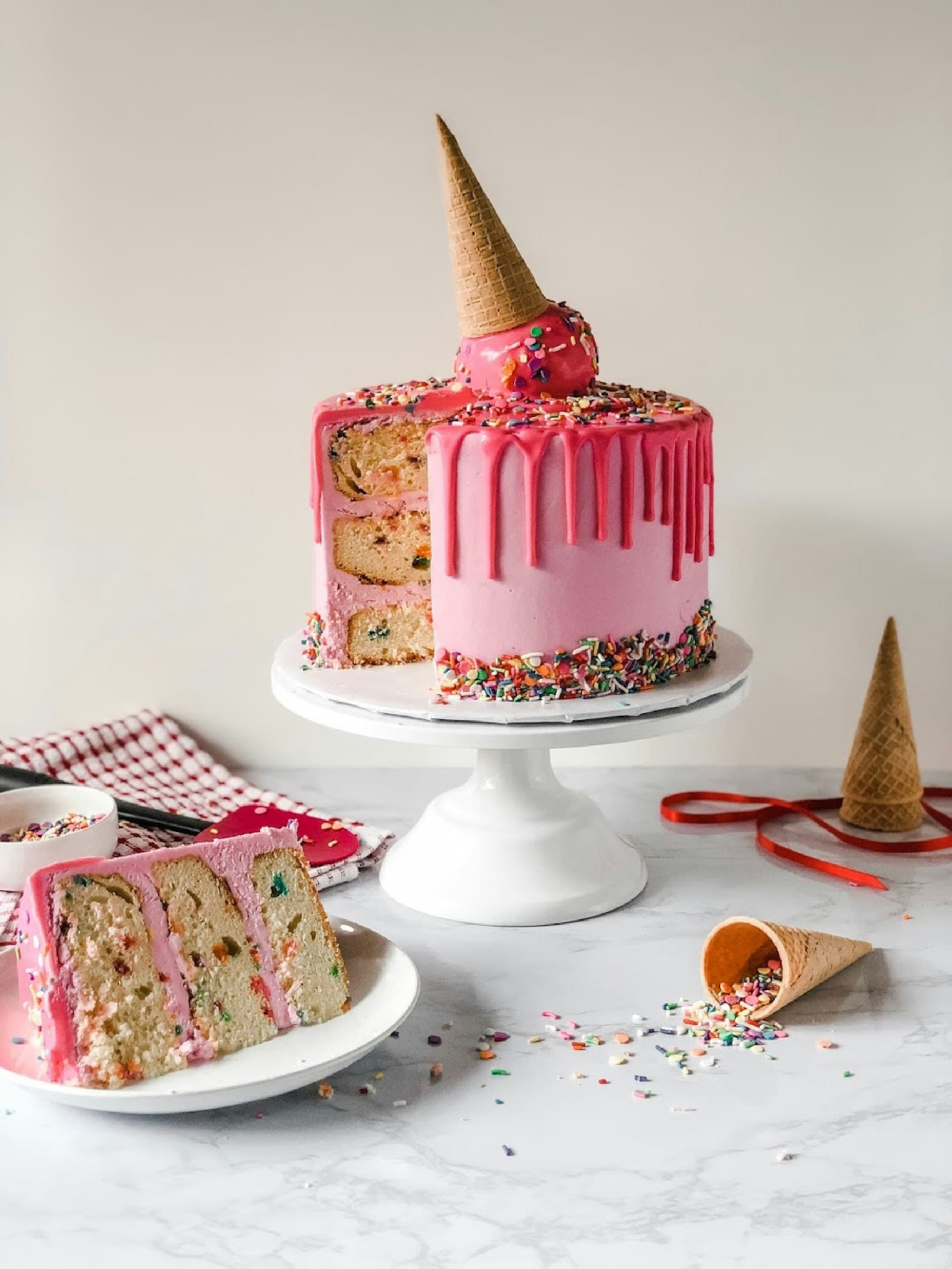 Gâteau signature fait maison, décoré de fleurs et de poches à douille